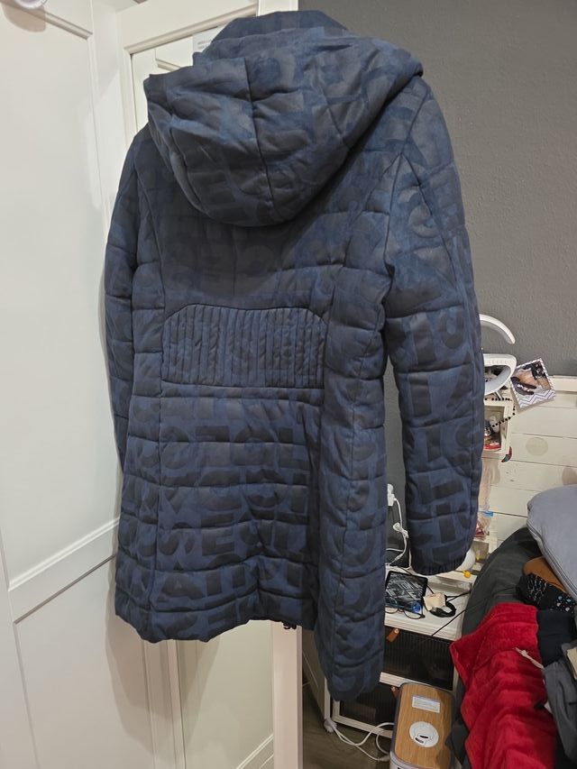 Abrigo Desigual azul con logo