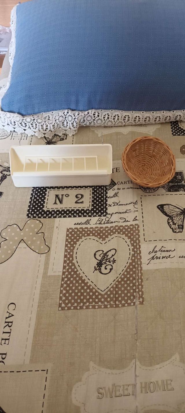 Nido e mangiatoia per uccelli nuovi