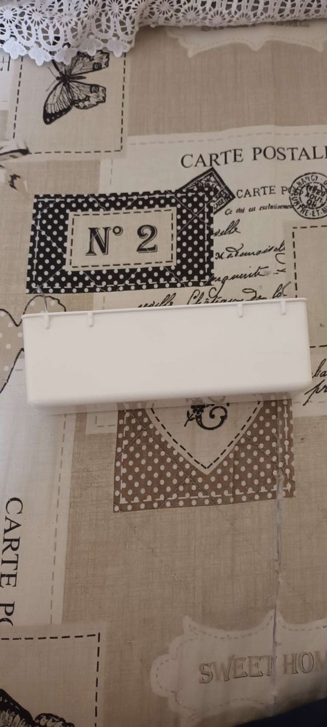 Nido e mangiatoia per uccelli nuovi