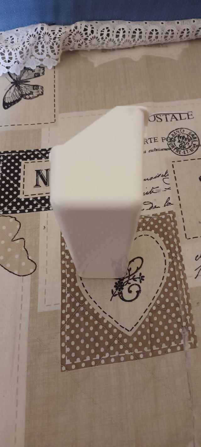 Nido e mangiatoia per uccelli nuovi