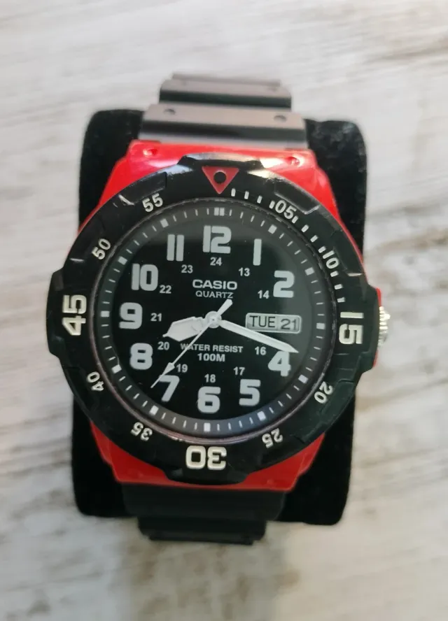 Reloj Casio MRW-200H Day-date Negro y Rojo
