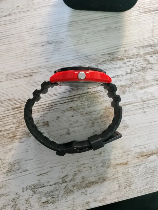 Reloj Casio MRW-200H Day-date Negro y Rojo