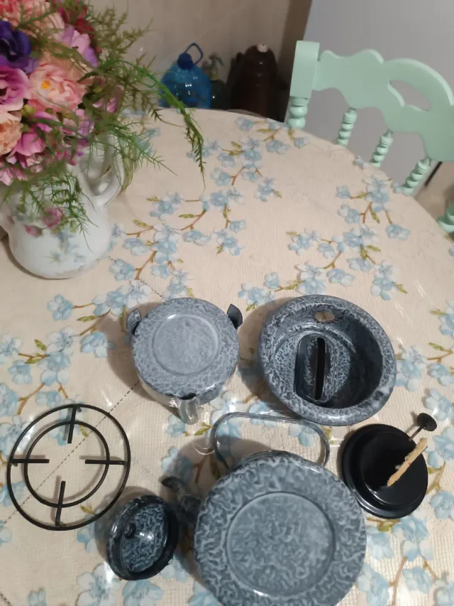 Antiguo hornillo petróleo holandés y tetera