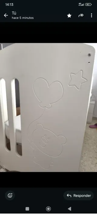 Cuna de bebé blanca con osito