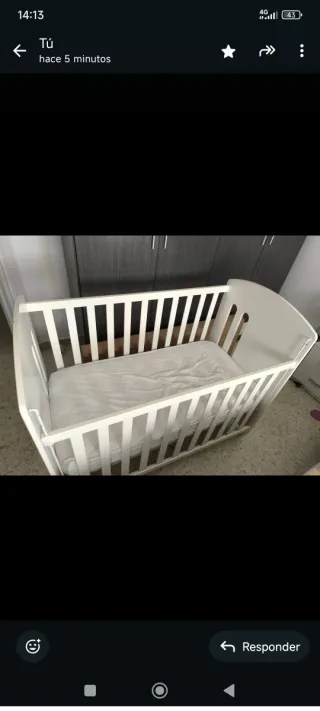 Cuna de bebé blanca con osito