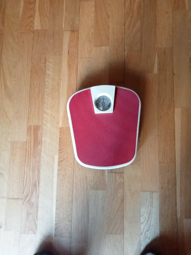 Báscula de suelo roja y blanca