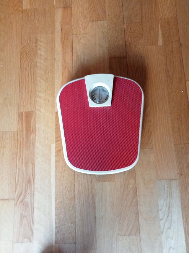 Báscula de suelo roja y blanca