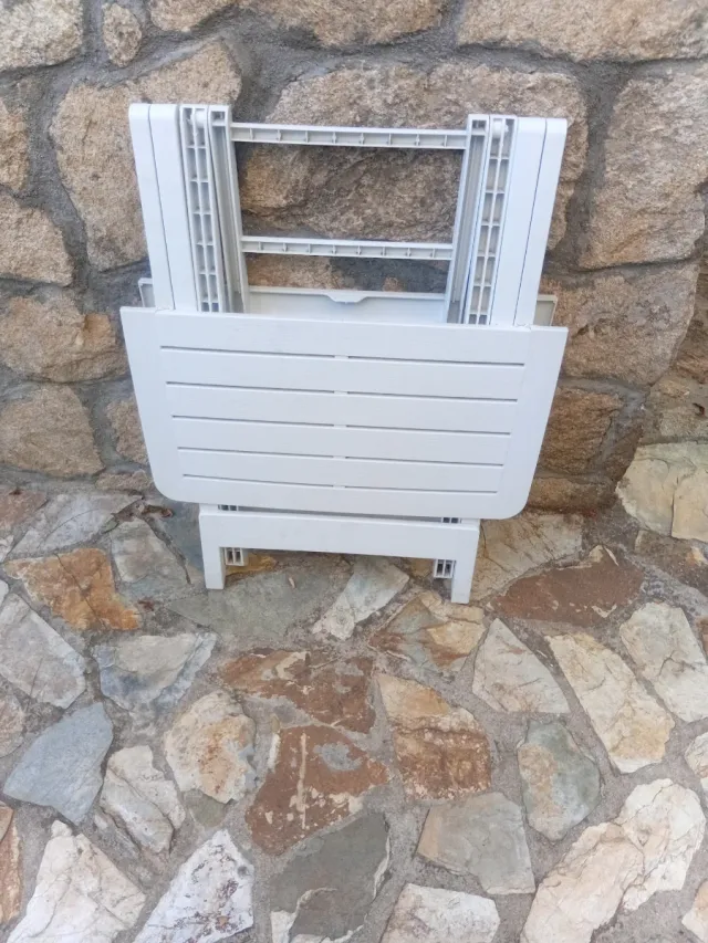 Mesa de jardín plegable blanca