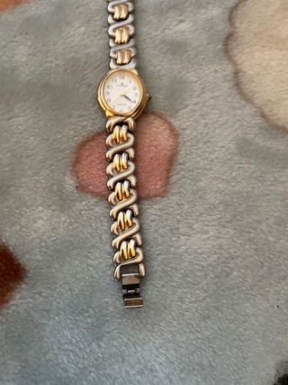 Reloj de pulsera dorado y plateado