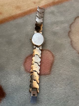 Reloj de pulsera dorado y plateado