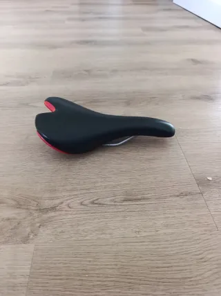 Sillín Fizik Negro y Rojo