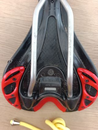 Sillín Fizik Negro y Rojo