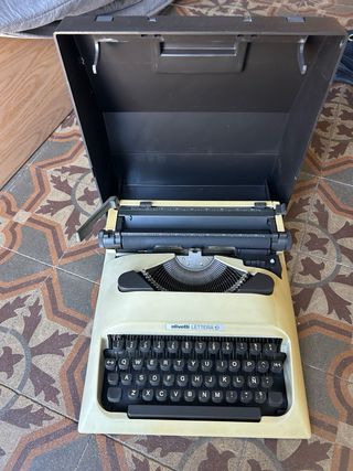 Máquina de escribir Olivetti Lettera 10
