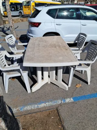 Conjunto mesa y 4 sillas de plástico