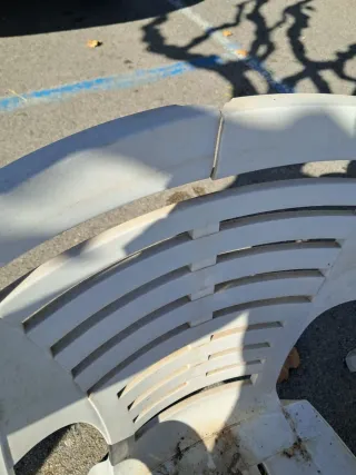 Conjunto mesa y 4 sillas de plástico