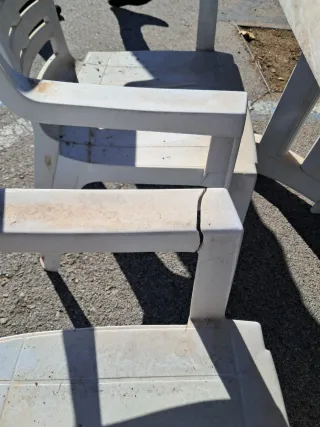 Conjunto mesa y 4 sillas de plástico