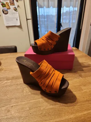 Sandali con zeppa scamosciati arancioni