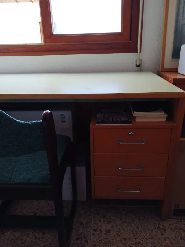 Escritorio con cajoneras a los lados