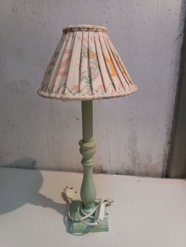 Lámpara de mesa de madera