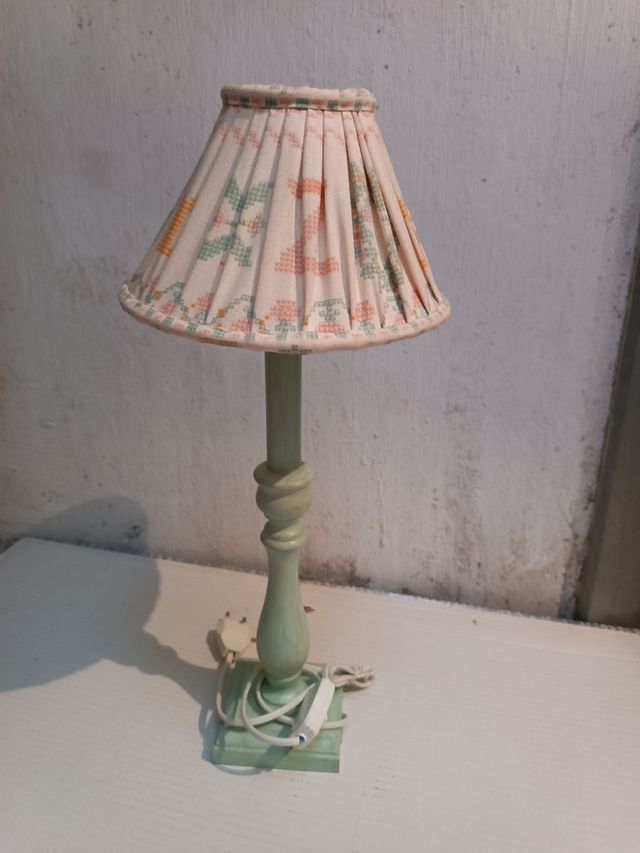 Lámpara de mesa de madera