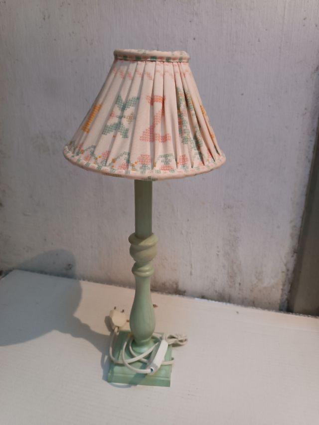 Lámpara de mesa de madera