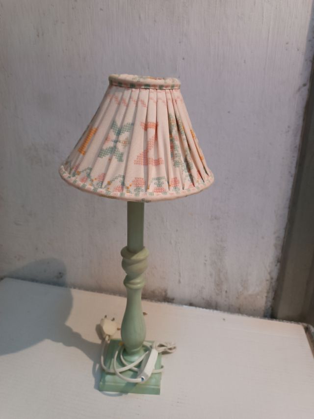 Lámpara de mesa de madera