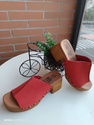 Zuecos Hee Shoes rojos tachuelas cuña