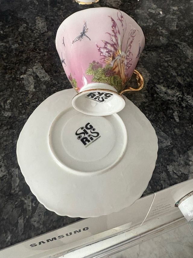 Tazas de té de porcelana con hadas y libélulas