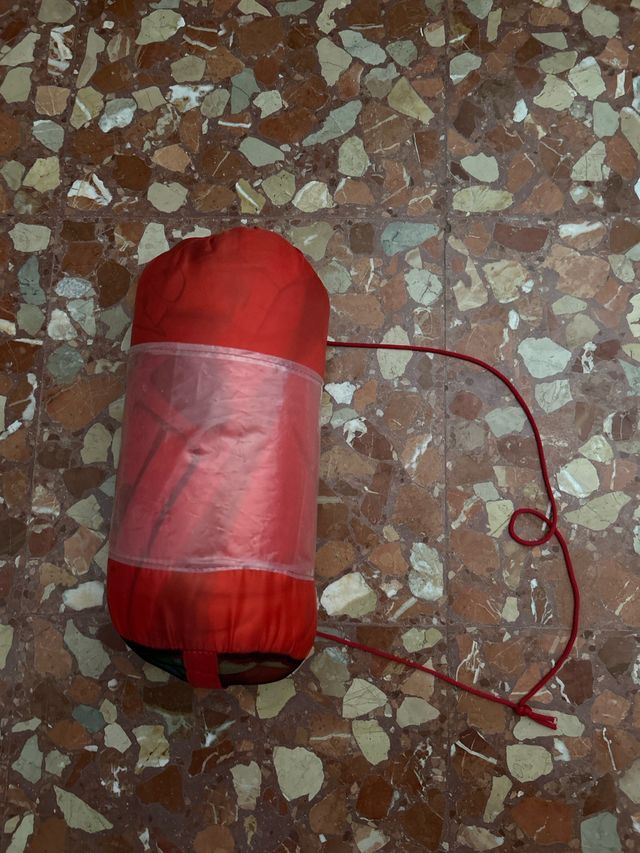 Saco de dormir rojo