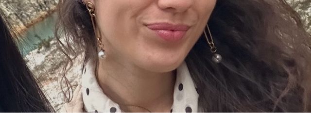 Pendientes dorados con perla blanca