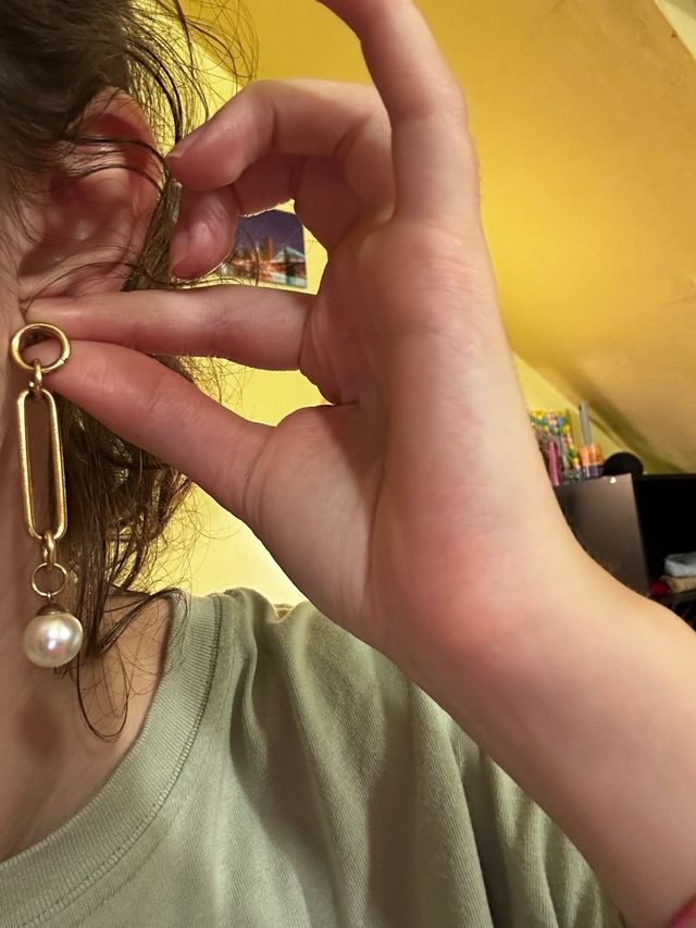 Pendientes dorados con perla blanca