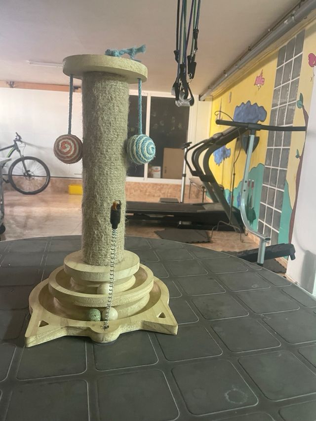 Rascador y parque para gatos de madera