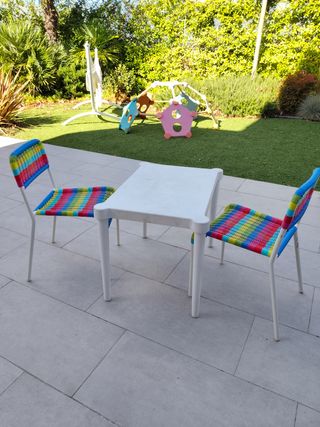 Sillas infantiles de colores (2 unidades) + mesa