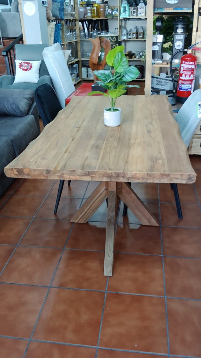 Mesa de comedor rústica de madera