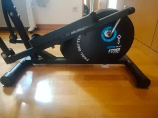 Máquina elíptica azul y negra