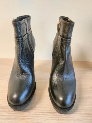 Stivaletti neri tacco largo con zip