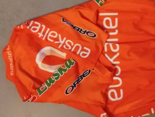 Maillot Euskaltel Euskadi firmado Mikel Astarloza