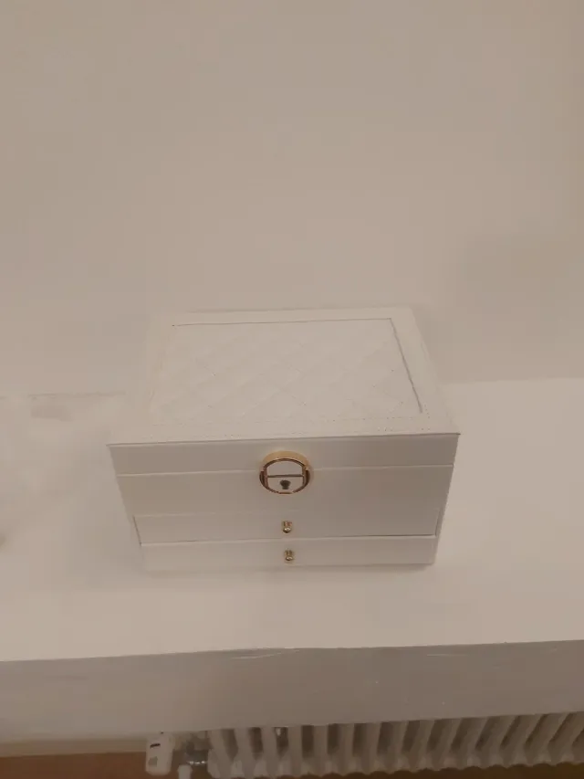 Portagioie grande bianco con dettagli oro
Dimensi/