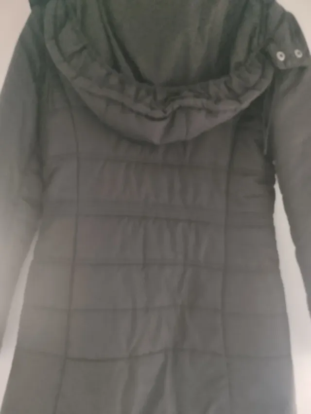 Chaqueta negra con capucha