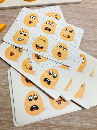 Juego madera huevos expresiones