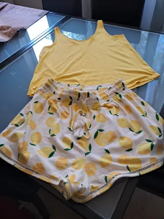 Pijama de verano con estampado de limones