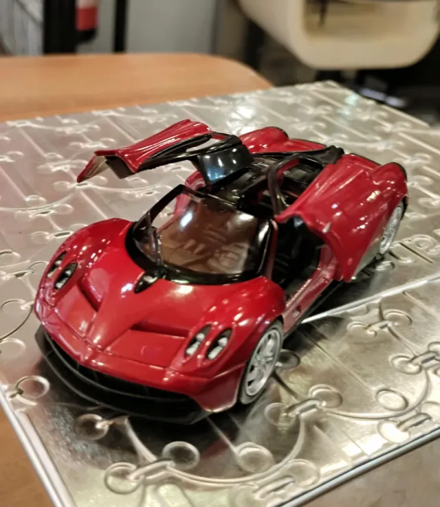 Coche miniatura Pagani Huayra Rojo