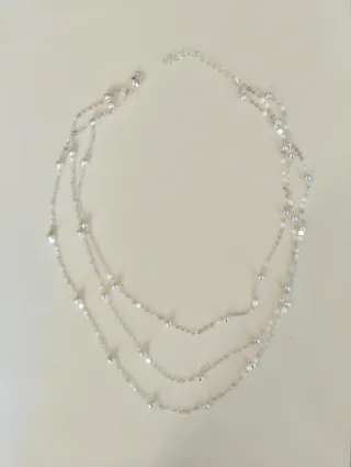 Collar gargantilla plateado.