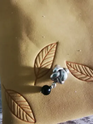 Abalorio Charm Flor con Onix Negro