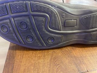 Zapatos de piel marrón. No son de esa marca