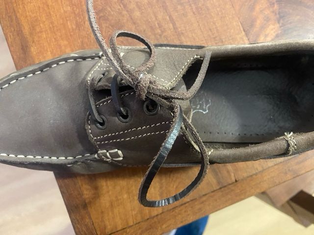 Zapatos de piel marrón. No son de esa marca