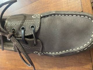 Zapatos de piel marrón. No son de esa marca