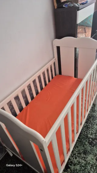Cuna de bebé blanca con colchón