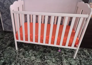 Cuna de bebé blanca con colchón