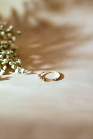 Anillo curvo oro 18k con brillantes